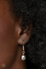 Load image into Gallery viewer, Paparazzi's Lady In Waiting - Silver pearl necklace (Blockbusters)
