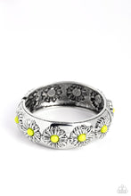 Load image into Gallery viewer, Paparazzi's Taking FLORAL - Green bracelet
