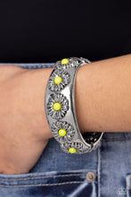 Load image into Gallery viewer, Paparazzi's Taking FLORAL - Green bracelet
