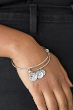 Load image into Gallery viewer, Paparazzi's  Dreamy Dandelions - Silver bracelet
