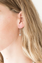Load image into Gallery viewer, Paparazzi's High-Stakes FAME - Silver necklace
