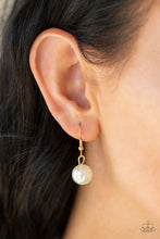 Load image into Gallery viewer, Paparazzi's Social Hour - Gold Pearl necklace
