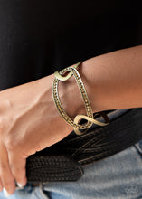 Load image into Gallery viewer, Paparazzi's Never a Dull M - Brass bracelet
