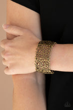 Load image into Gallery viewer, Paparazzi's Verdantly Vintage - Brass bracelet
