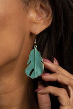 Load image into Gallery viewer, Paparazzi's Heads QUILL Roll - Brass earrings
