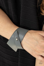 Load image into Gallery viewer, Paparazzi's PIECE Offering - Silver Urban bracelet
