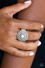 Load image into Gallery viewer, Paparazzi's Daringly Daisy - White ring
